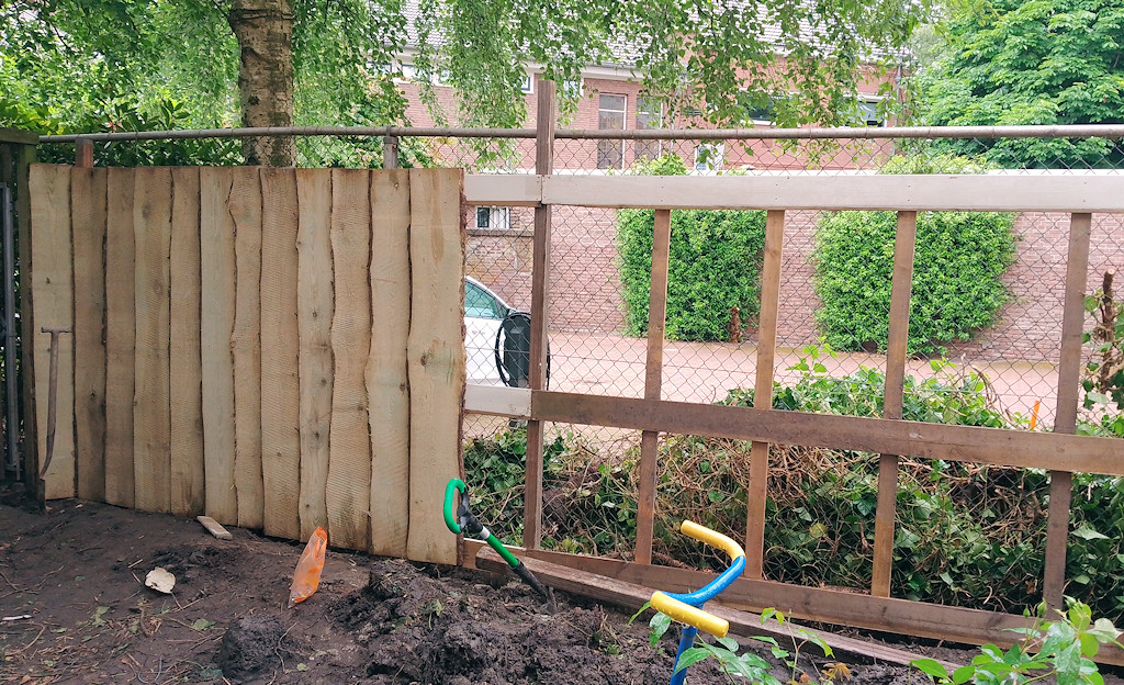 construction d'une clôture de jardin en bois