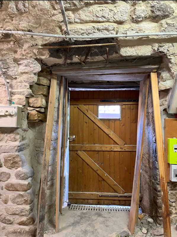 projet renovation entretien cave maison en pierre renforcer le linteau de la porte