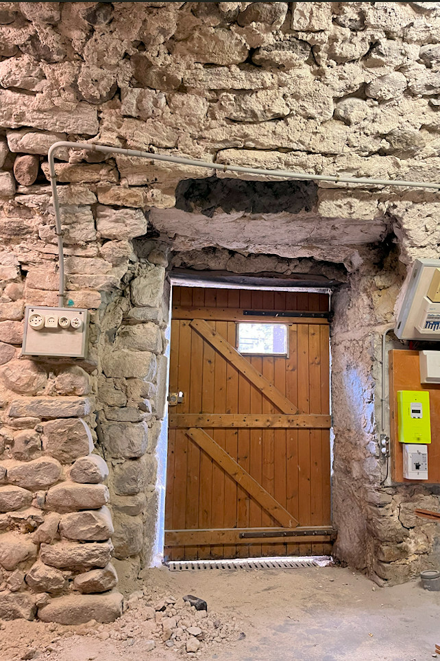 projet renovation entretien cave maison en pierre renforcer le linteau de la porte